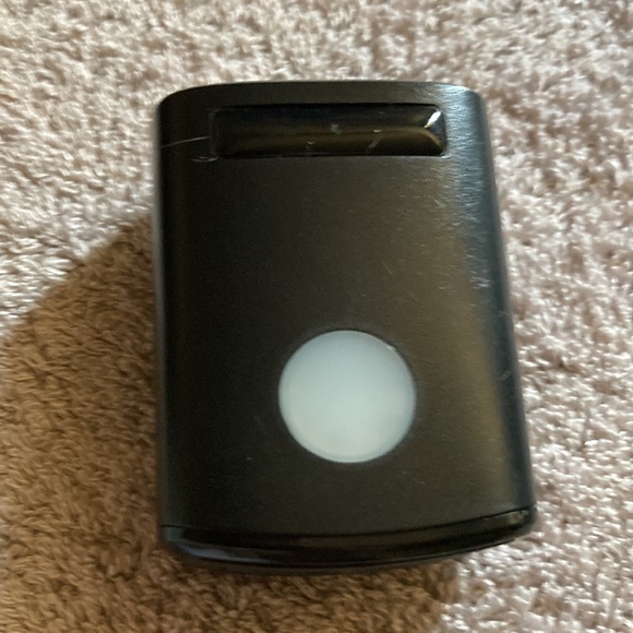 PLUG IN WALL CHARGER WITH 2 SLOTS AND HAS A BLUE LIGHT SO U KNOW ITS ON & WORKS - Picture 4 of 5